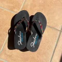 ビーズ装飾のウェッジソール ビーチサンダル。