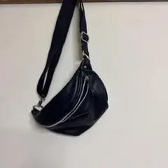 黒 合成皮革 ボディバッグ