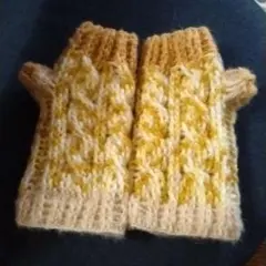 手編みのアームウォーマー