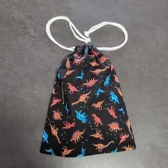 Ｅ764巾着袋　ハンドメイド 恐竜いっぱい　黒地