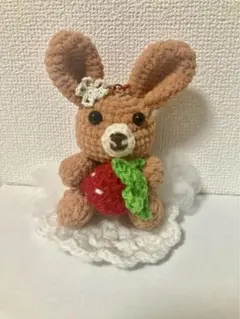 いちごを持った茶色のうさぎのあみぐるみキーホルダー