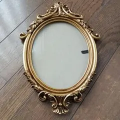 ゴールドの楕円形壁掛け鏡
