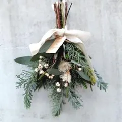 37.フレッシュグリーンとドライフラワーのクリスマススワッグ　30cm　ユーカリ