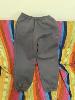 チャンピオン　グレー スウェットパンツ ロゴ刺繍入り