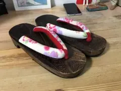 伝統的な木製下駄 赤と白の花柄
