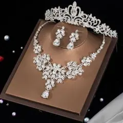【限定価格3点】　ティアラ ネックレス イヤリング　結婚式 ウェディング 前撮り