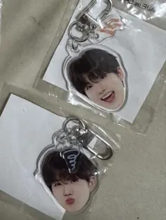 treasureジュンギュ顔アクキー２つセット