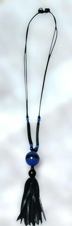青と黒のタッセル付きネックレス