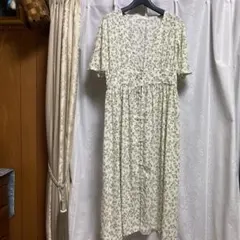 earthワンピース　小花柄　スカート　爽やか　白　ロングキャミソール付き