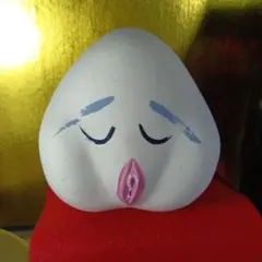 卵型の顔のオブジェ