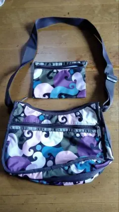 カラフルなショルダーバッグとポーチセット