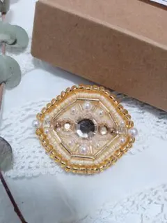 ブローチ　ゴールド　ユニーク　アンティーク風　ビーズ　送料＆ラッピング無料