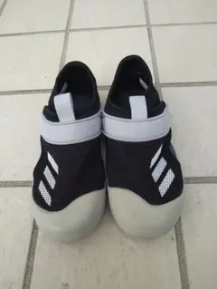 adidas キッズ サンダル 黒/グレー