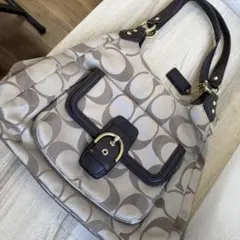 イ*イ様 Coach ロゴ入りハンドバッグ ベージュ/ブラウン