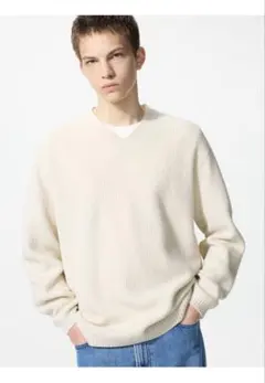 UNIQLO 3DスフレヤーンVネックセーター