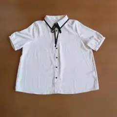 リボン付きパフスリーブシャツ