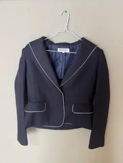 ブラック ブレザーとフレアスカート スーツセット