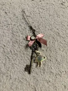 不思議の国のアリス　ストラップ 鍵　チャーム