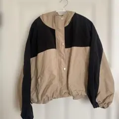 フード付きベージュと黒のジャケット