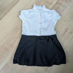 フリル付きブラウスとスカートのセット