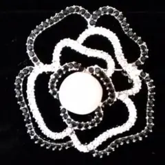 新品⭐️スワロフスキーカットガラスを使用した花ブローチ