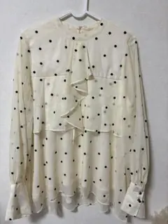 アイボリー ドット柄 フリルブラウス