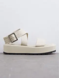 【新品未使用品】ZARA バックル付きフラットレザーサンダル　38