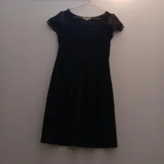 黒いひざ丈ワンピース 半袖 レース付き
