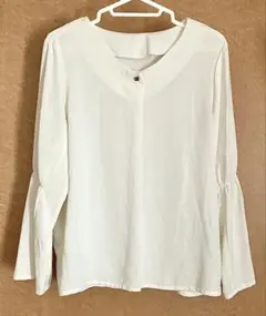 美品［CLOSSHI ］＊フレア袖 スクエアボタン付き＊Vネックブラウス　L