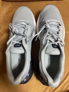 新品 UNDER ARMOUR スニーカー ライトブルーネイビーのサムネイル