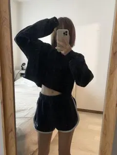 Aritzia ブラック クロップドスウェット