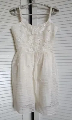 蝶刺繍ストラップワンピース