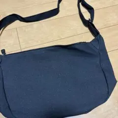 黒いキャンバスショルダーバッグ