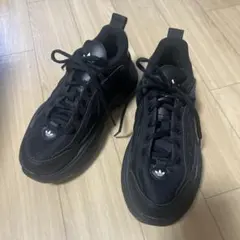 adidas ブラック スニーカー　オズガイア