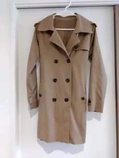 ベージュ ダブルブレスト トレンチコート