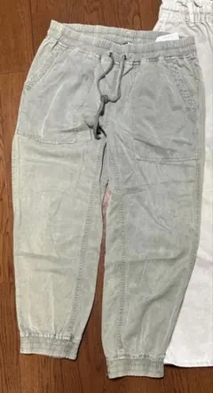 ZARA カジュアルパンツ グレーに近いカーキ色
