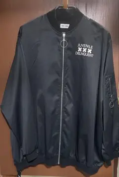 いちじくさんコラボグッズ　エラーポップアッププリントのユニセックスブルゾン 黒