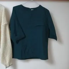 ブラウスみたいな素材のトップスのサムネイル