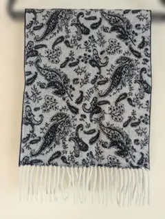 ブラック × アイボリー、ペイズリー柄マフラー
