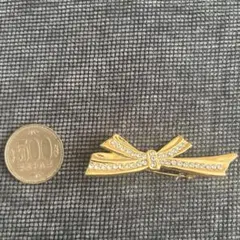 リボン型ブローチ 金色 ストーン付き