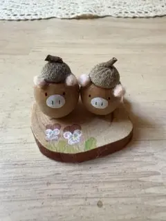 木製ブタの置物（ドングリ帽子付き）