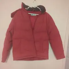 赤いファー付きダウンジャケット