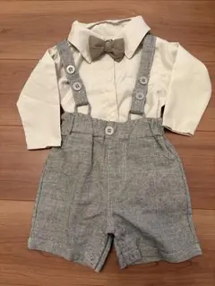 サスペンダー付きグレーショートパンツ