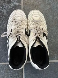 MIZUNOサッカーシューズ ホワイト ストライプデザイン