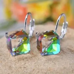 虹色クリスタルフック式ピアス　カジュアル　エレガント　個性的　シンプル　お洒落