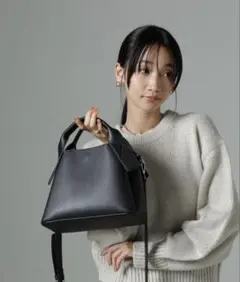 【美品　ブラック】WEB限定/アウトハンドルデザイントートバッグのサムネイル