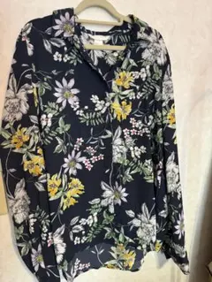 H&M ネイビー フラワープリント 長袖シャツ