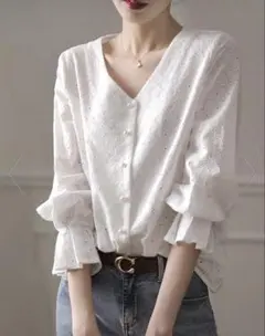 Doux Belle ホワイト Vネック フリル袖 シャツ
