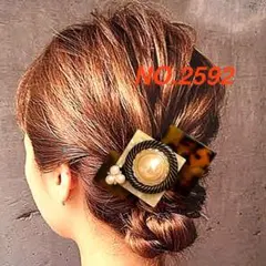 ヘアクリップ　エレガントなパール装飾　べっ甲デザイン　ハンドメイドNO.2592