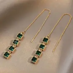 【送料込新品　匿名　複数購入割引】高見えモードなスクエアストーンピアス